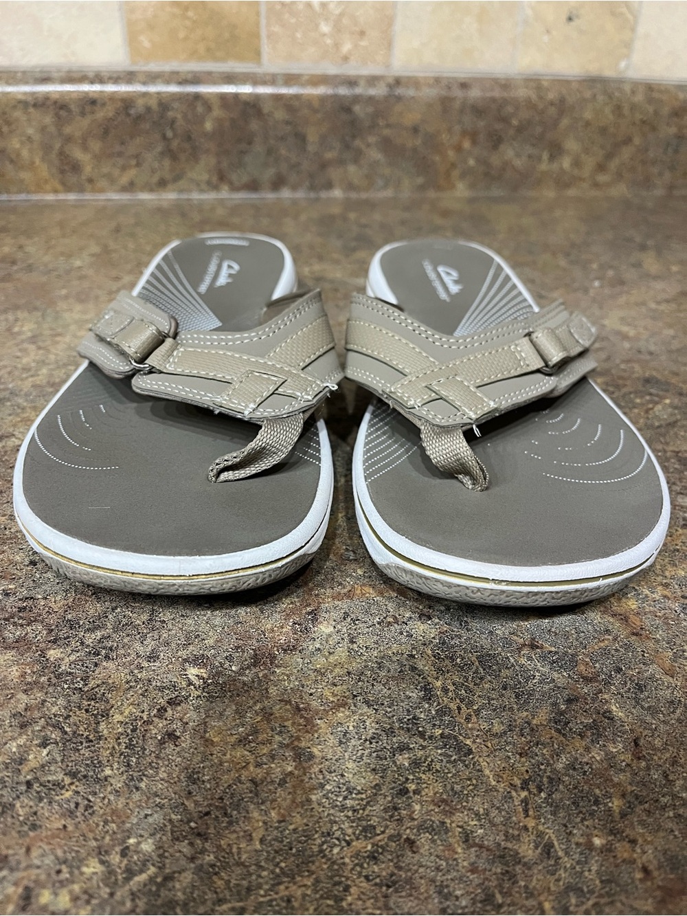 Clarks Cloudsteppers Women’s 9M Taupe Thong Flip Flop Comfort Sandals Vacation